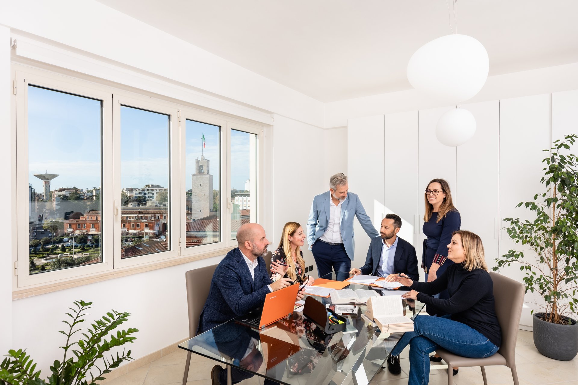 Team IMPLUS al tavolo direzionale con vista su Latina